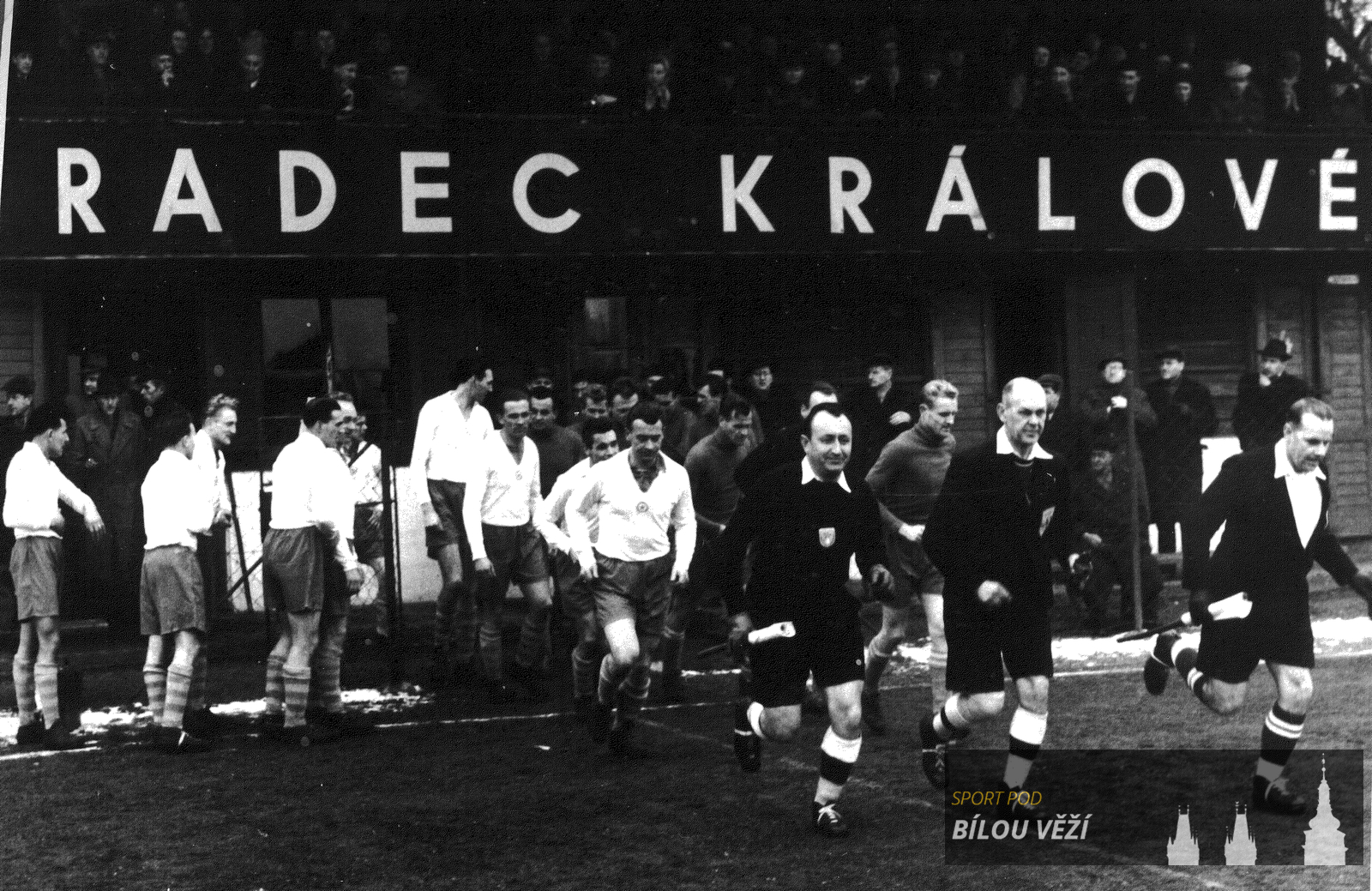 Nástup k prvnímu prvoligovému zápase se Slovanem Bratislava, březen 1956